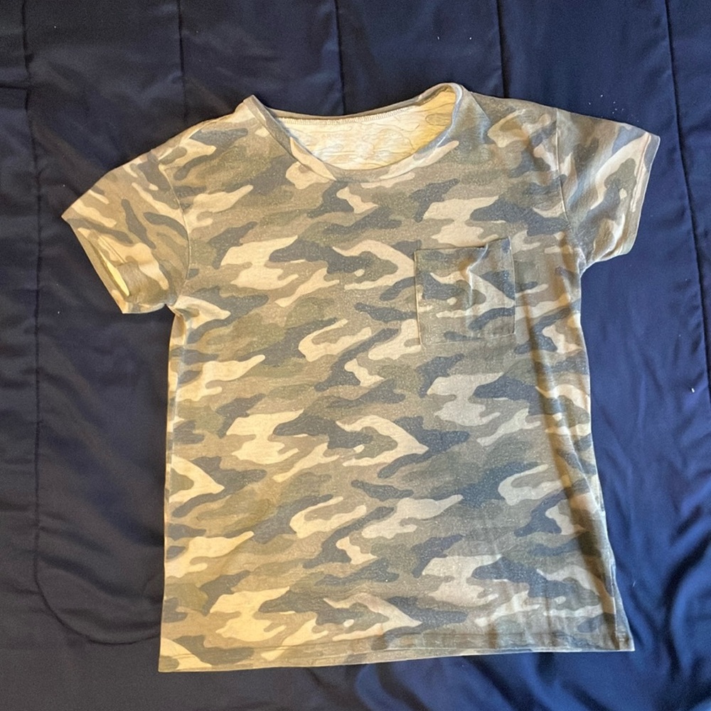 Arizona Jean Co. camo short sleeve t-shirt with small pocket